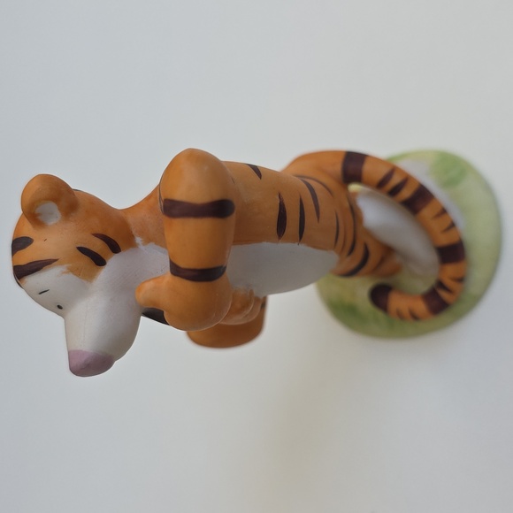 Disney Winnie The Pooh - Tigger Ceramic Figurine Huggerific Disney - Picture 2 of 6